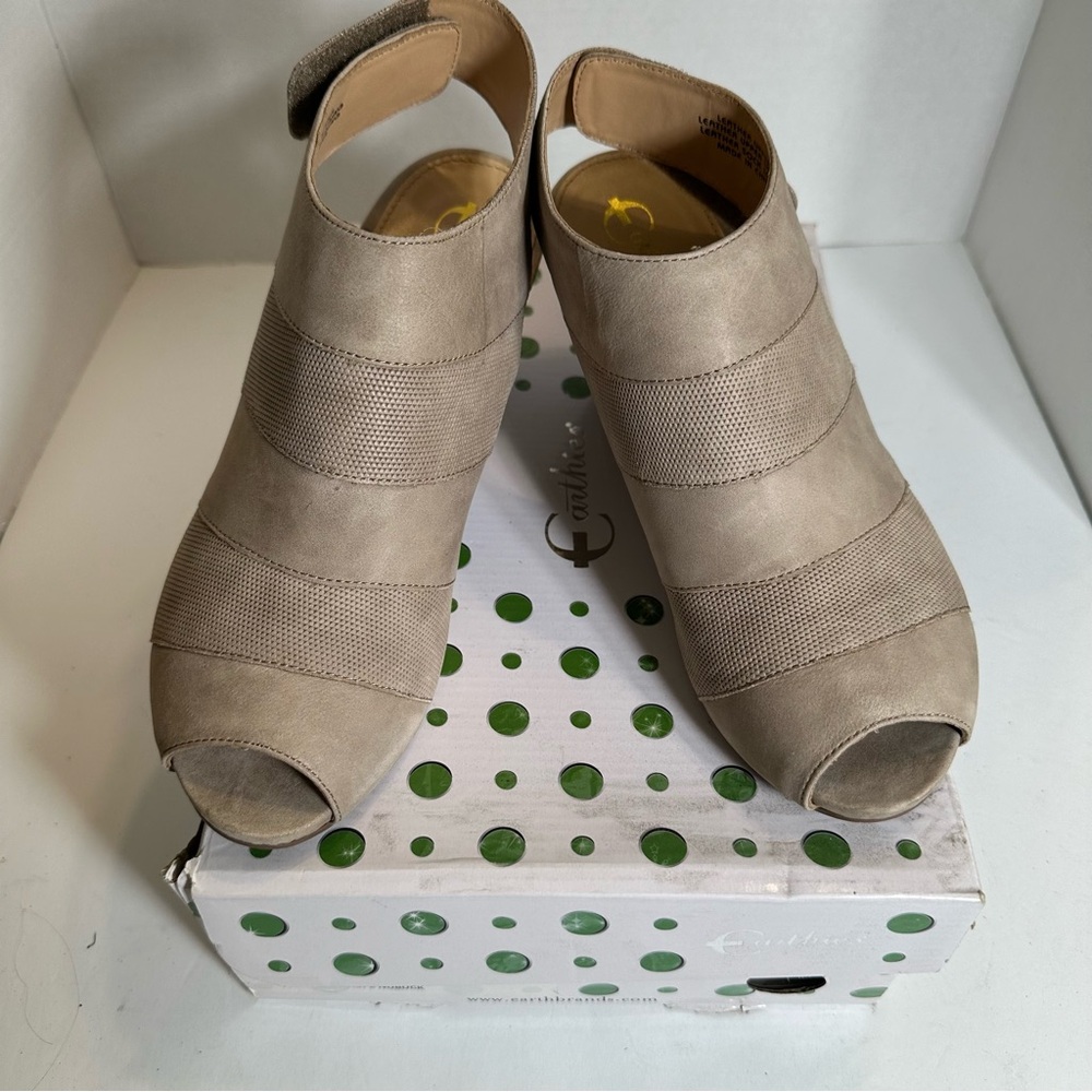 NIB Earthies Women's Peep Toe Ankle Booties Taupe Color Size 8.5